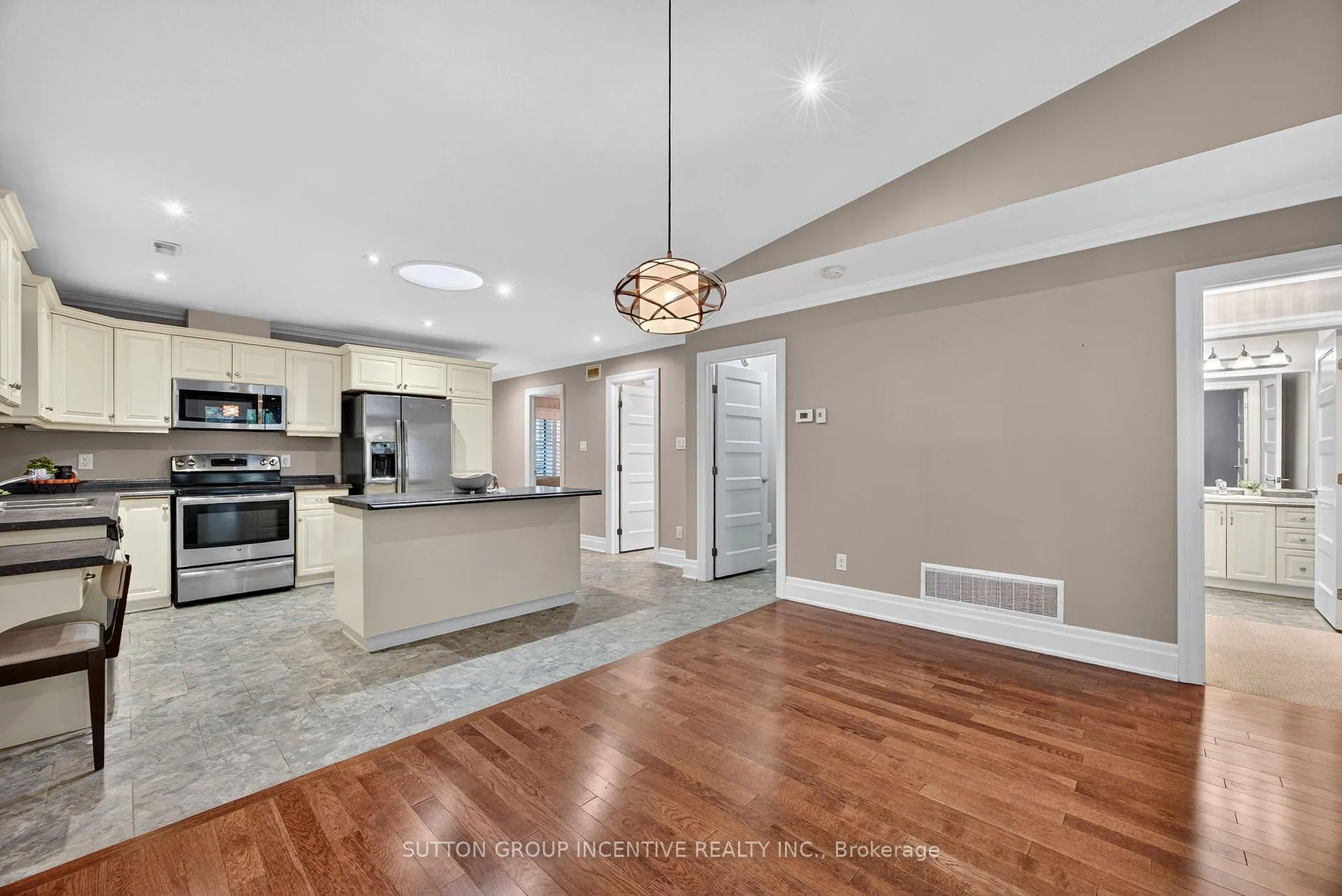 Photo 16 of 53 Clover Crescent, Wasaga Beach — HOMEH