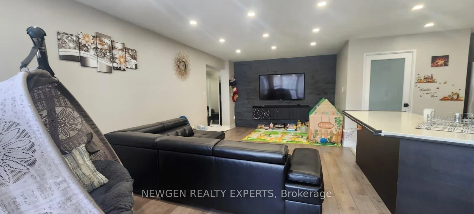 Photo 5 of Unit 1411, 60 Pavane Linkway, Toronto, Flemingdon Park — HOMEH