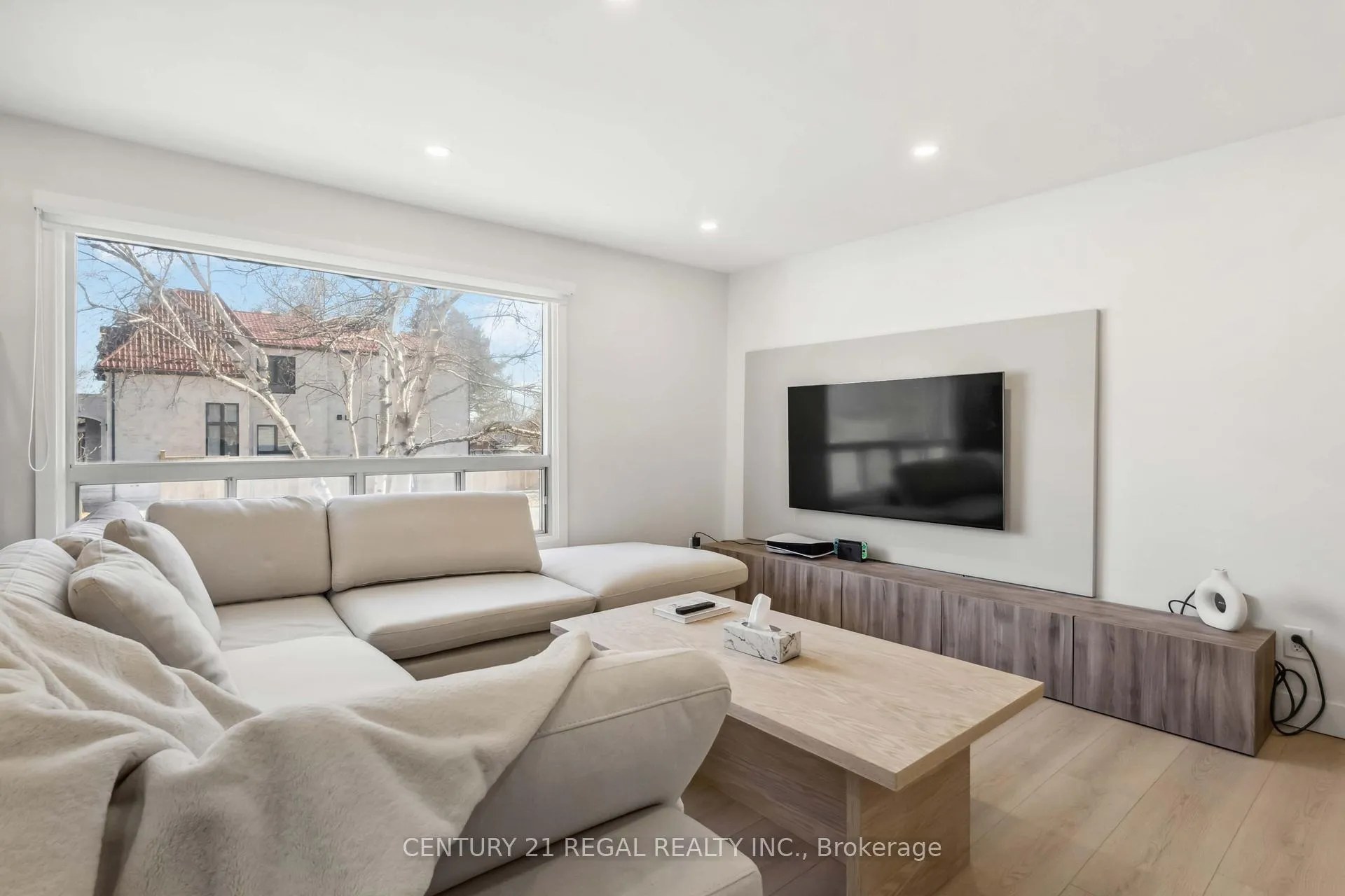 Photo 3 of 26 Sir Bedevere Place, Markham, Markham Village — HOMEH