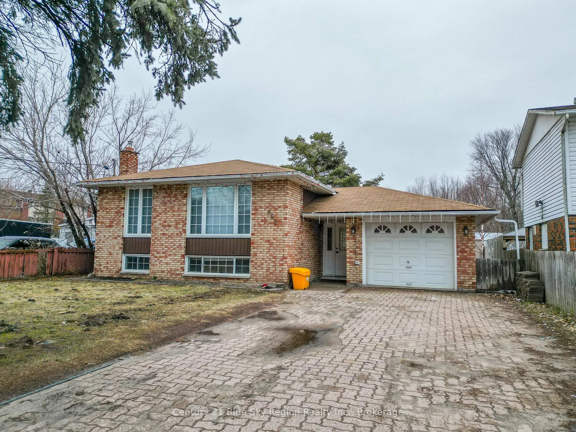 Front of 862 Lakeshore Drive