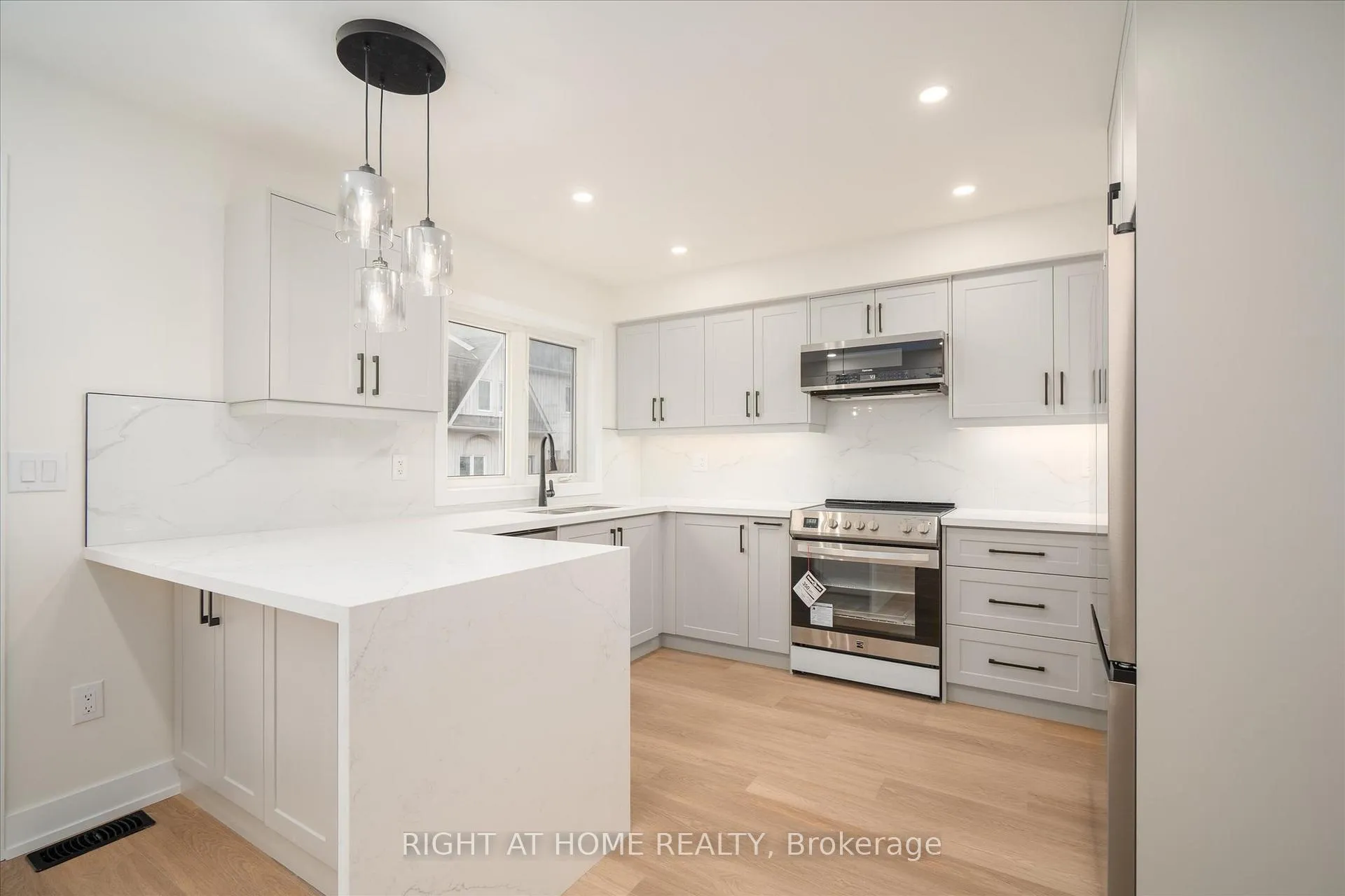 Photo 4 of Unit 36, 735 Sheppard Avenue W, Pickering, Woodlands — HOMEH