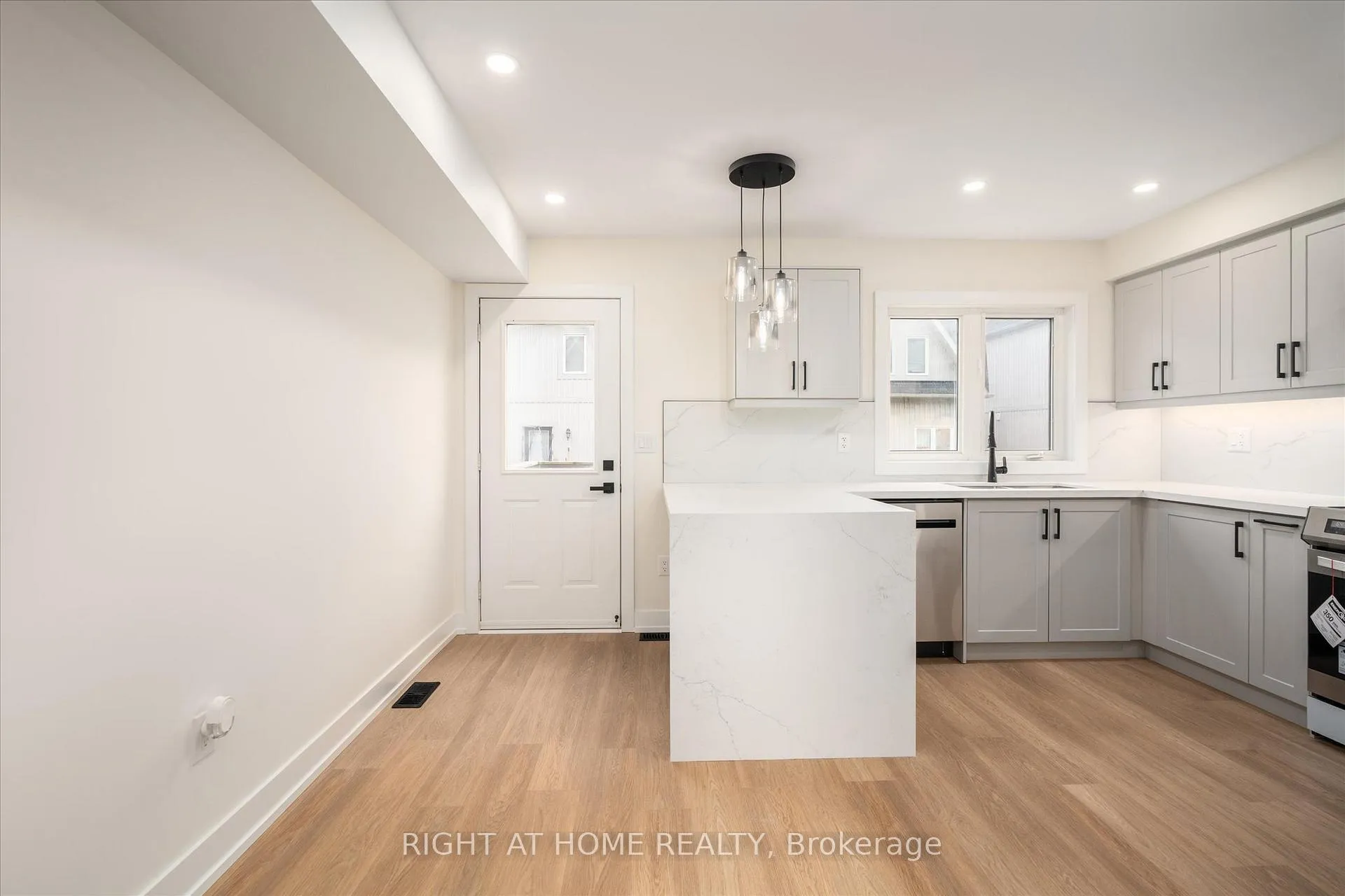 Photo 5 of Unit 36, 735 Sheppard Avenue W, Pickering, Woodlands — HOMEH