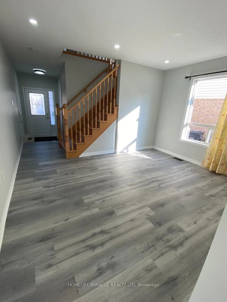 Photo 4 of 28 Tawnie Crescent, Brampton, Credit Valley — HOMEH