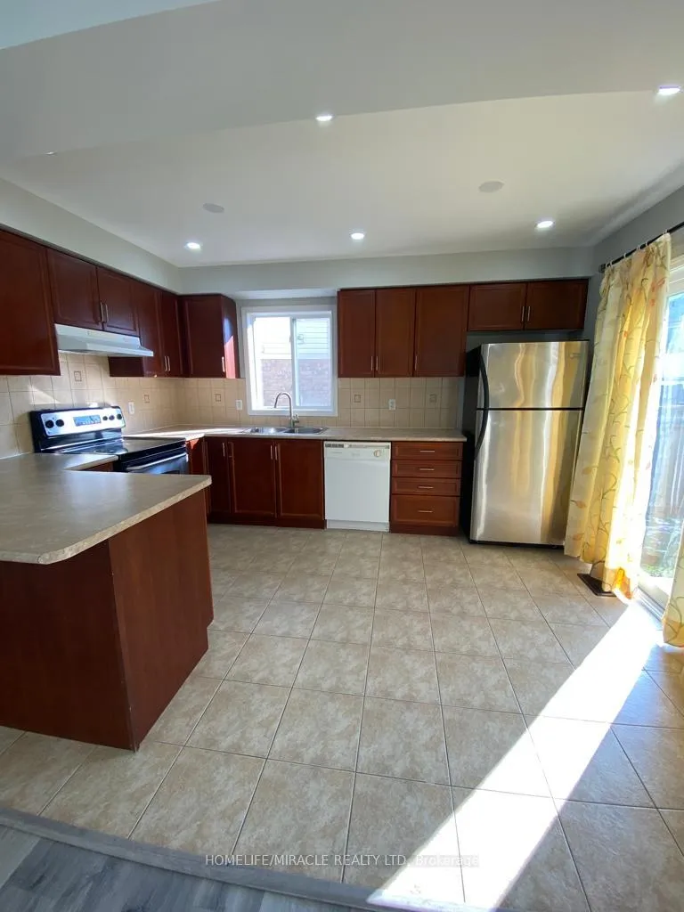Photo 5 of 28 Tawnie Crescent, Brampton, Credit Valley — HOMEH