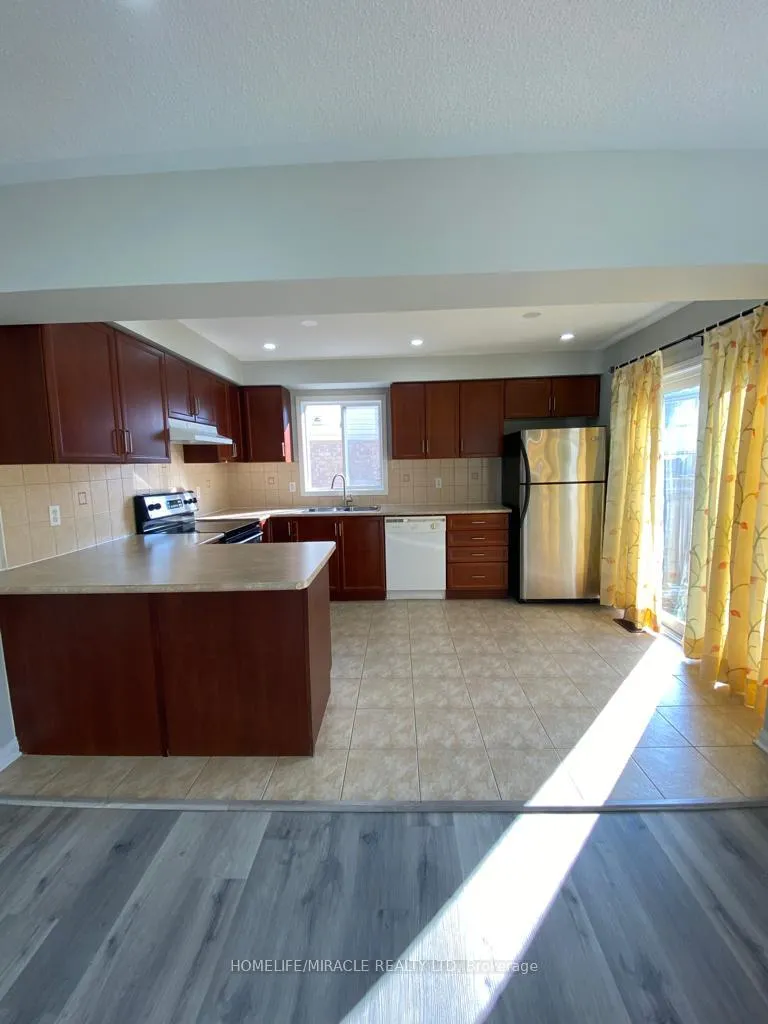 Photo 6 of 28 Tawnie Crescent, Brampton, Credit Valley — HOMEH