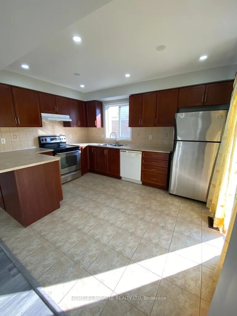 Photo 7 of 28 Tawnie Crescent, Brampton, Credit Valley — HOMEH