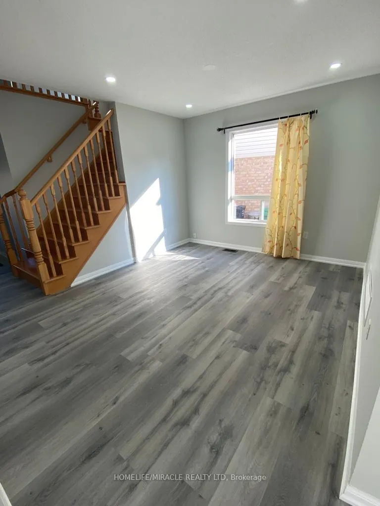 Photo 8 of 28 Tawnie Crescent, Brampton, Credit Valley — HOMEH