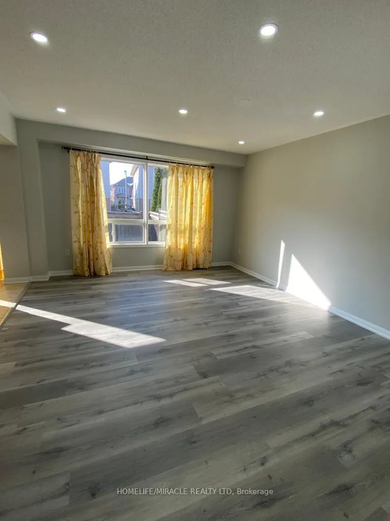 Photo 9 of 28 Tawnie Crescent, Brampton, Credit Valley — HOMEH