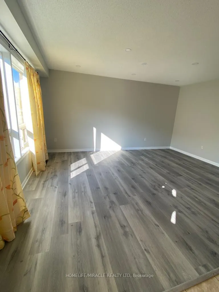 Photo 10 of 28 Tawnie Crescent, Brampton, Credit Valley — HOMEH