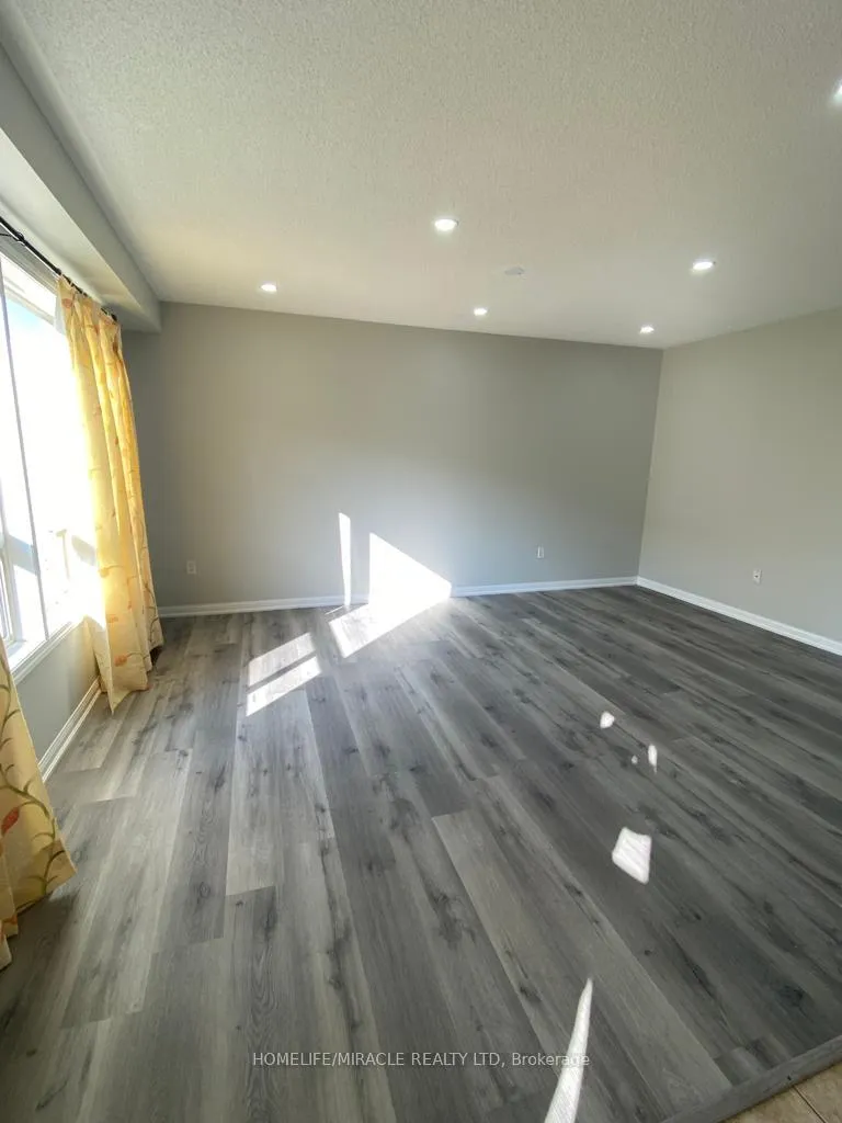 Photo 11 of 28 Tawnie Crescent, Brampton, Credit Valley — HOMEH