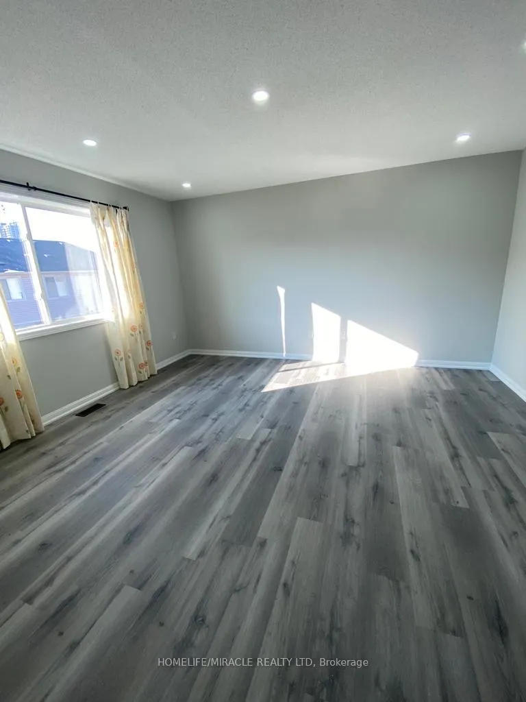 Photo 21 of 28 Tawnie Crescent, Brampton, Credit Valley — HOMEH