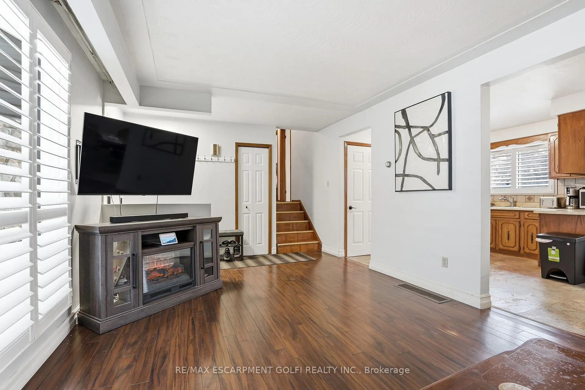 Photo 4 of 20 Amber Street, Brantford — HOMEH