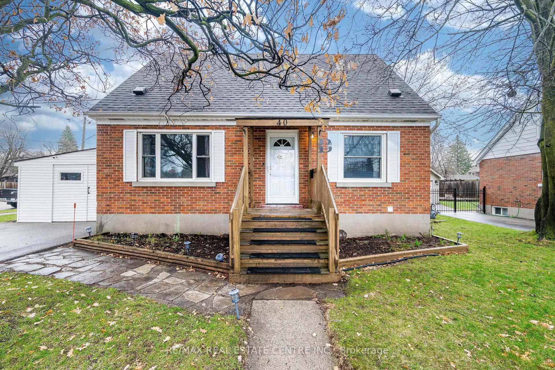 Photo 1 of 40 Ellis Crescent N, Waterloo — HOMEH