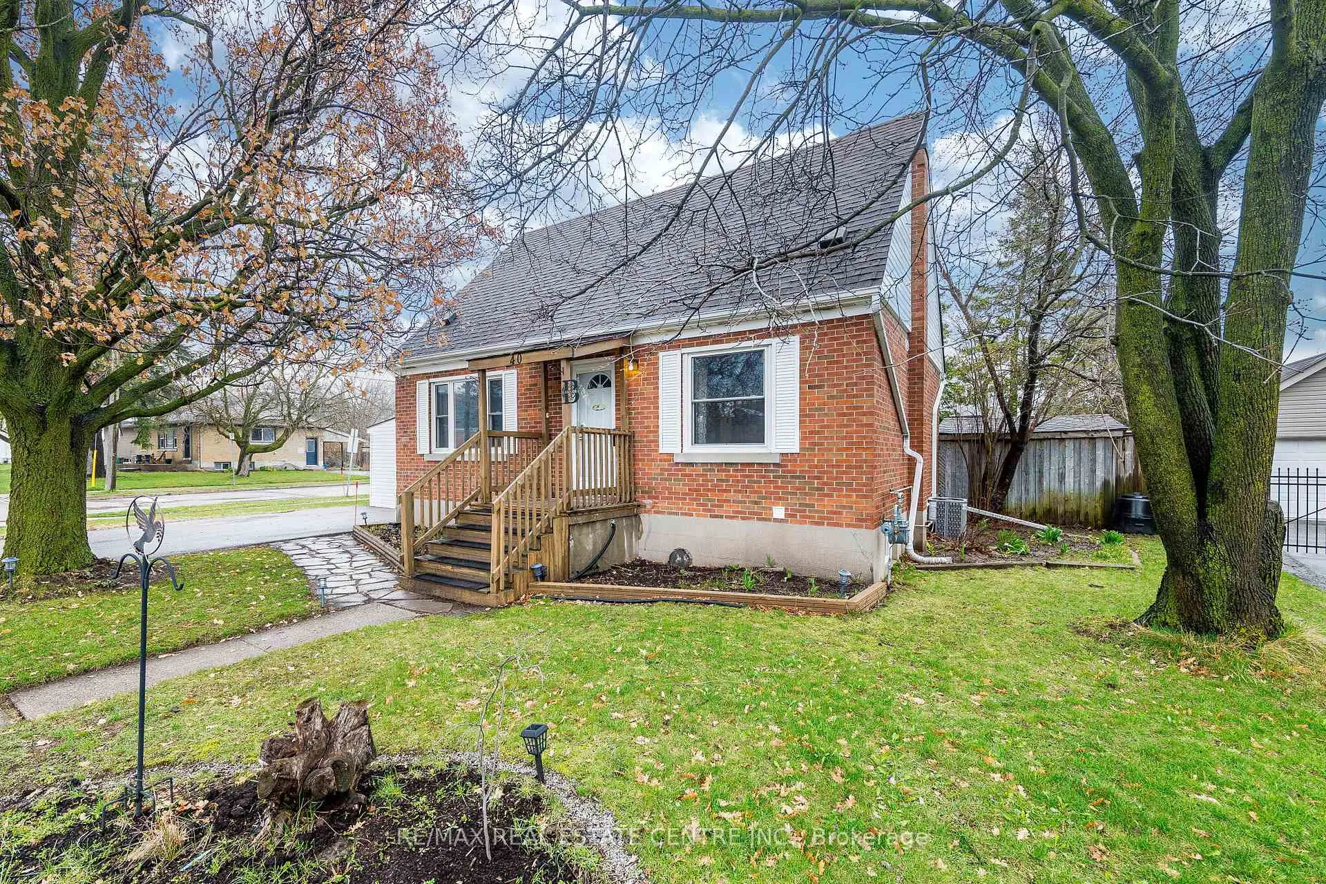 Photo 2 of 40 Ellis Crescent N, Waterloo — HOMEH
