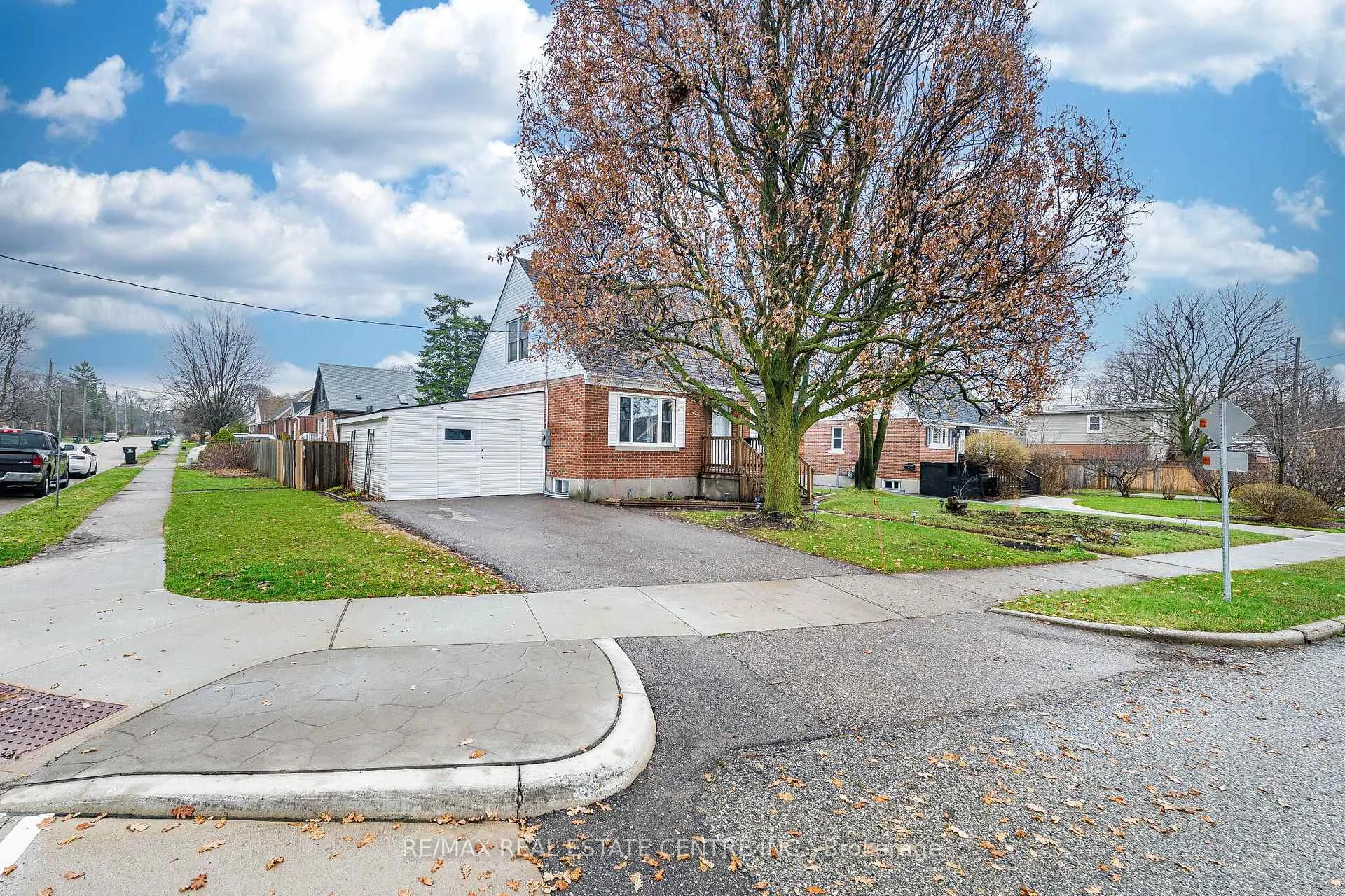 Photo 3 of 40 Ellis Crescent N, Waterloo — HOMEH