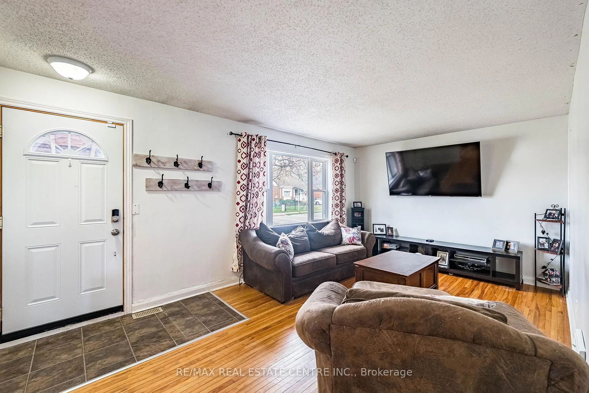 Photo 4 of 40 Ellis Crescent N, Waterloo — HOMEH