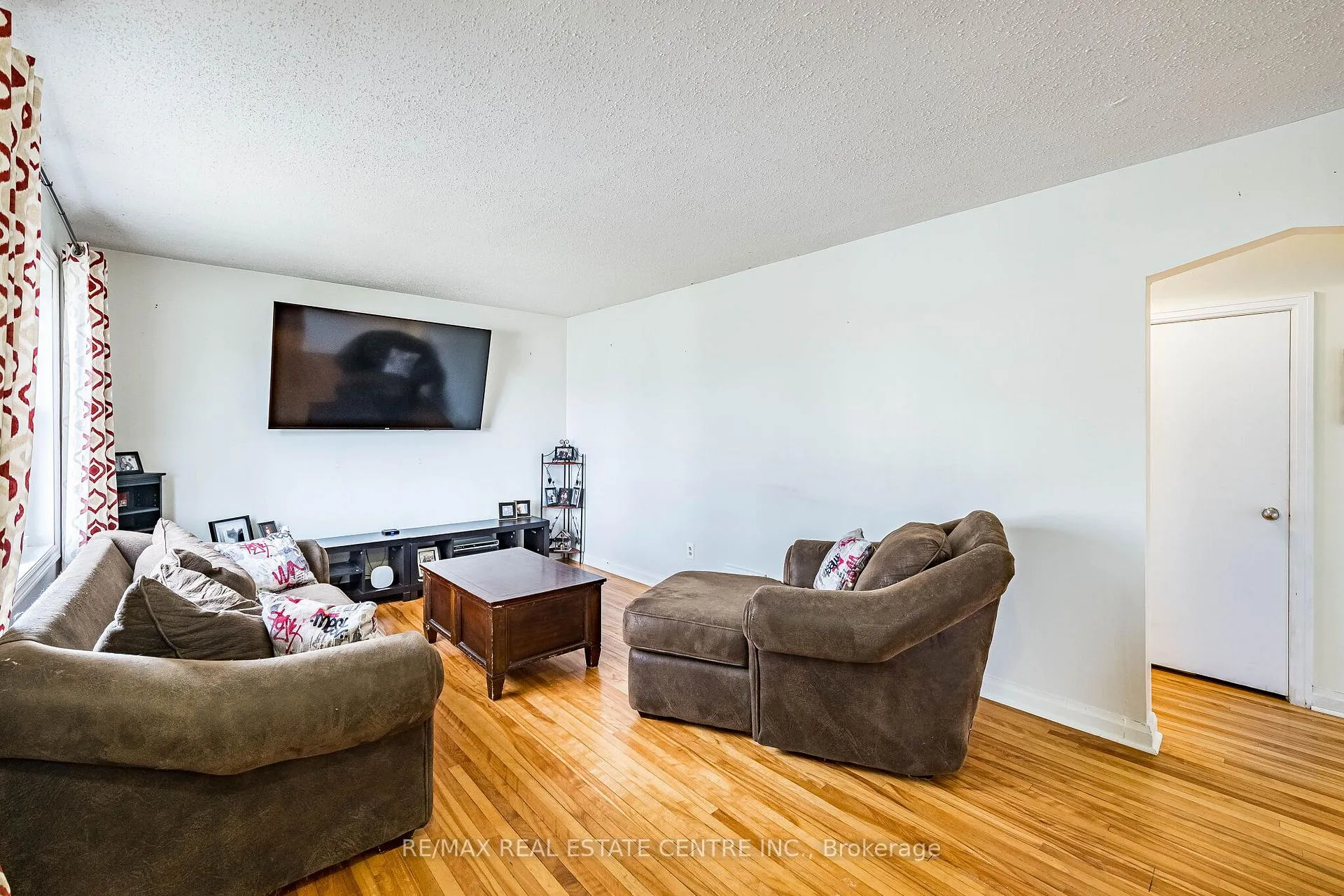 Photo 5 of 40 Ellis Crescent N, Waterloo — HOMEH