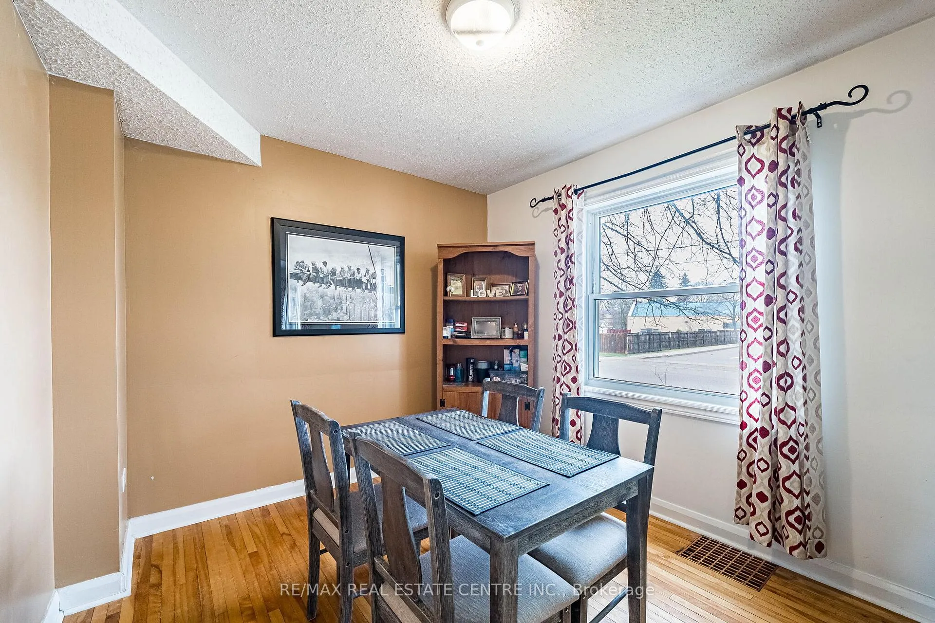 Photo 8 of 40 Ellis Crescent N, Waterloo — HOMEH