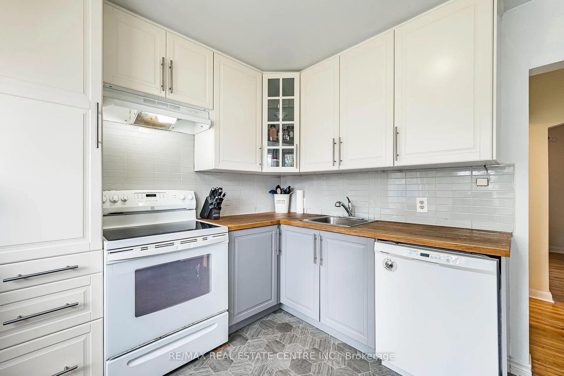 Photo 11 of 40 Ellis Crescent N, Waterloo — HOMEH
