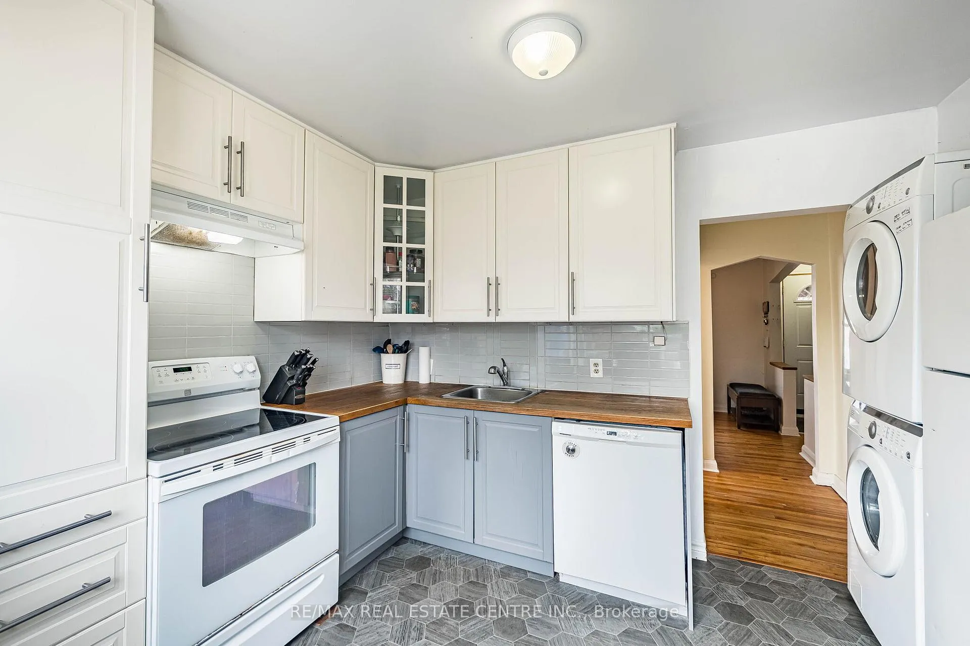 Photo 12 of 40 Ellis Crescent N, Waterloo — HOMEH