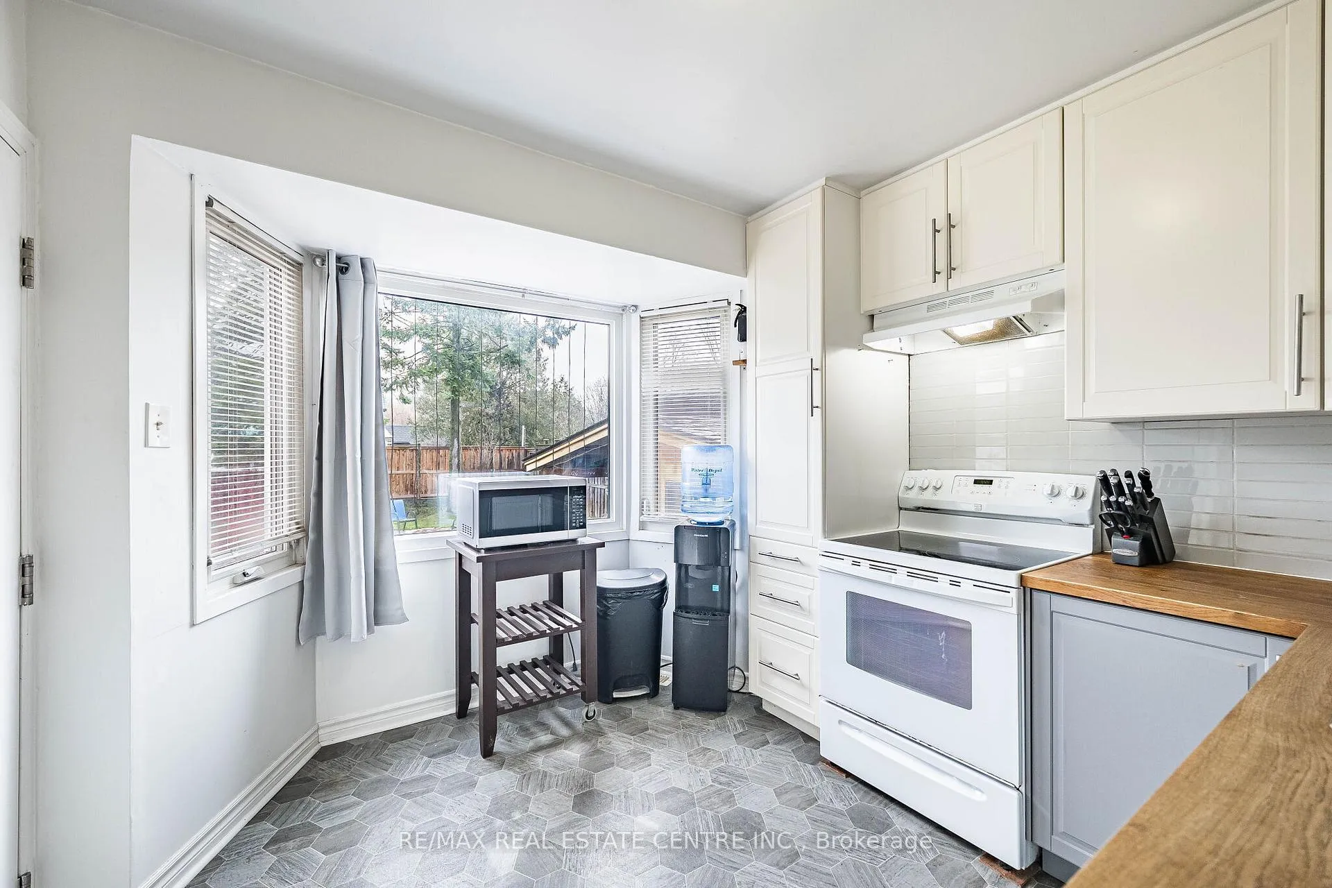 Photo 14 of 40 Ellis Crescent N, Waterloo — HOMEH