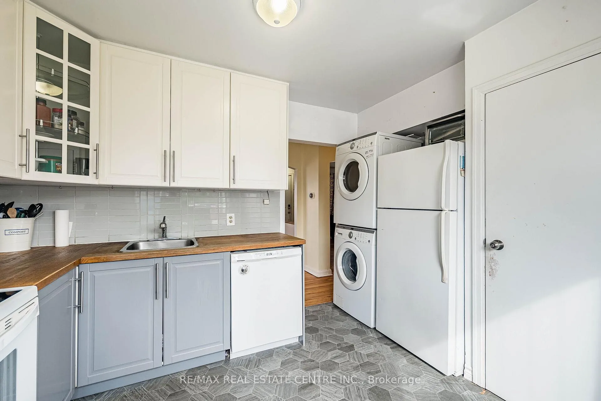 Photo 15 of 40 Ellis Crescent N, Waterloo — HOMEH