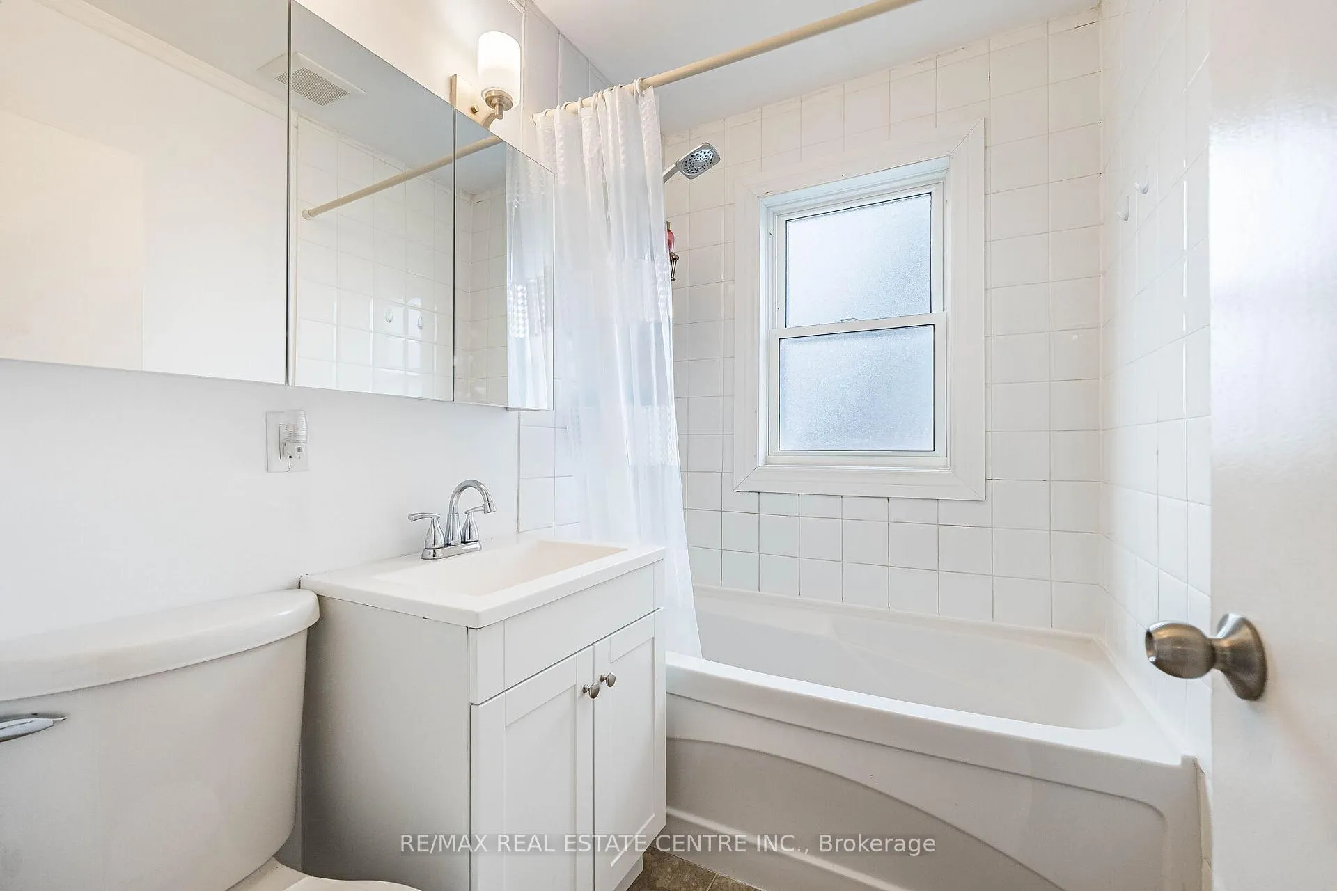 Photo 19 of 40 Ellis Crescent N, Waterloo — HOMEH