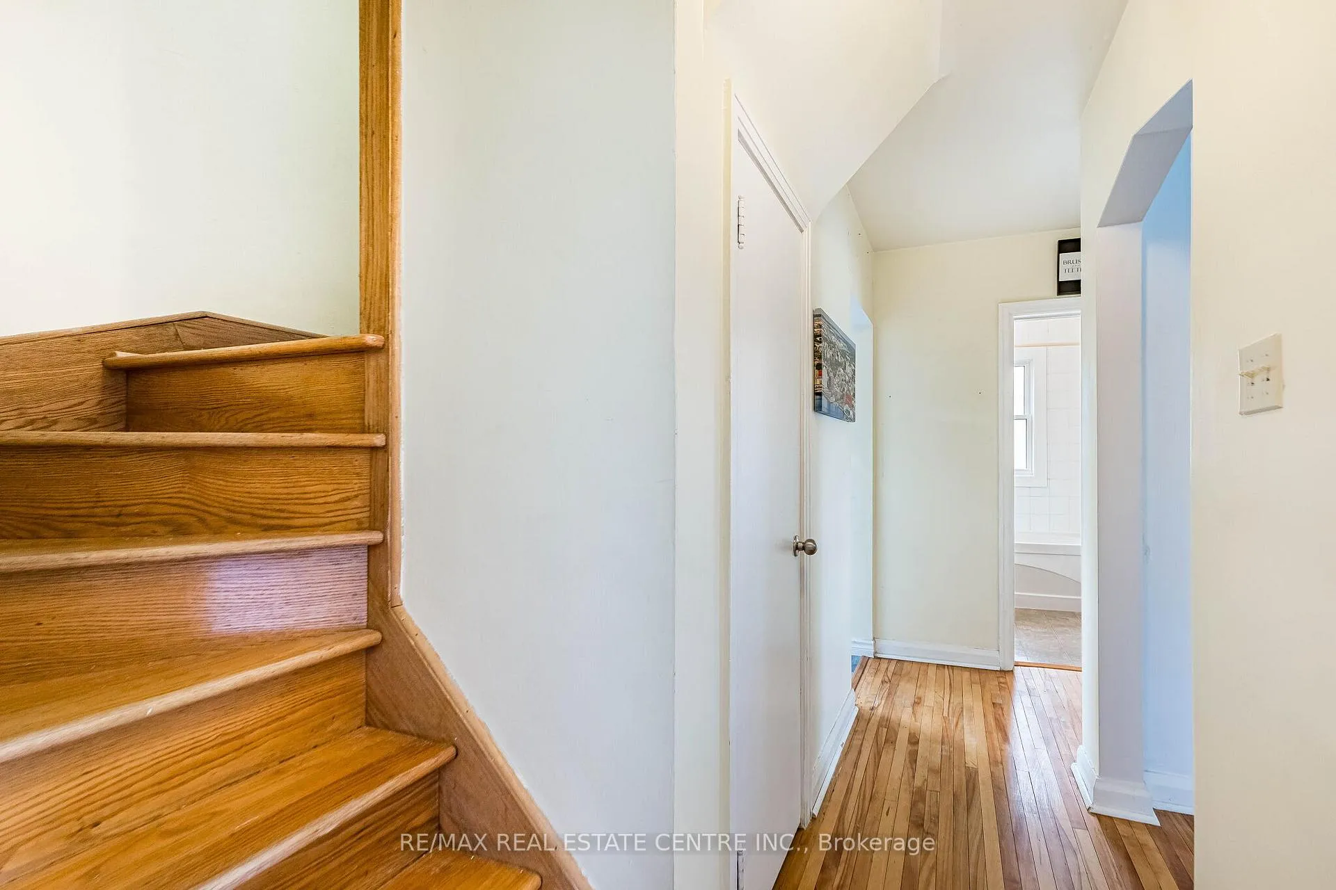 Photo 20 of 40 Ellis Crescent N, Waterloo — HOMEH