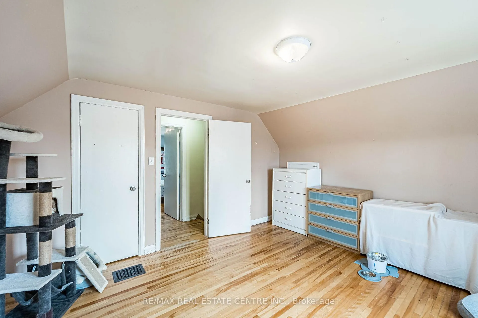 Photo 23 of 40 Ellis Crescent N, Waterloo — HOMEH