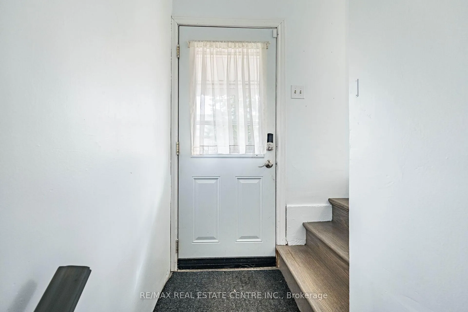 Photo 24 of 40 Ellis Crescent N, Waterloo — HOMEH