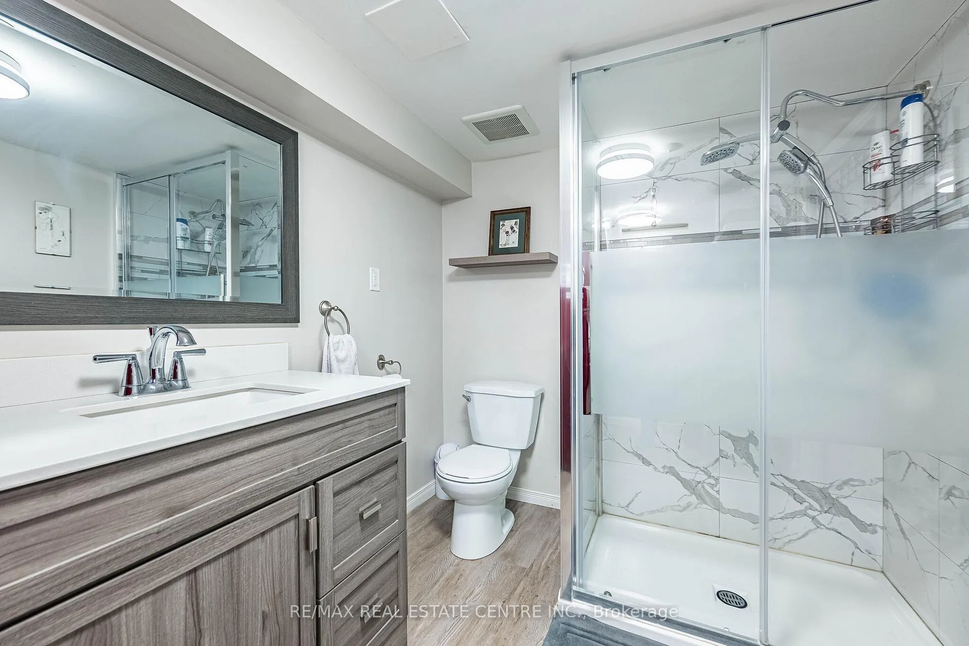 Photo 35 of 40 Ellis Crescent N, Waterloo — HOMEH