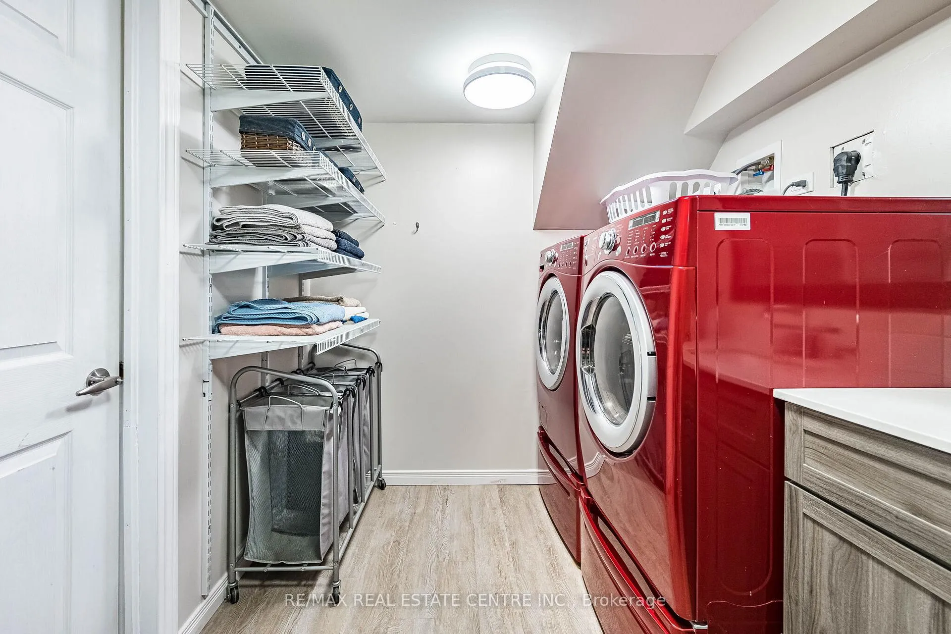 Photo 37 of 40 Ellis Crescent N, Waterloo — HOMEH