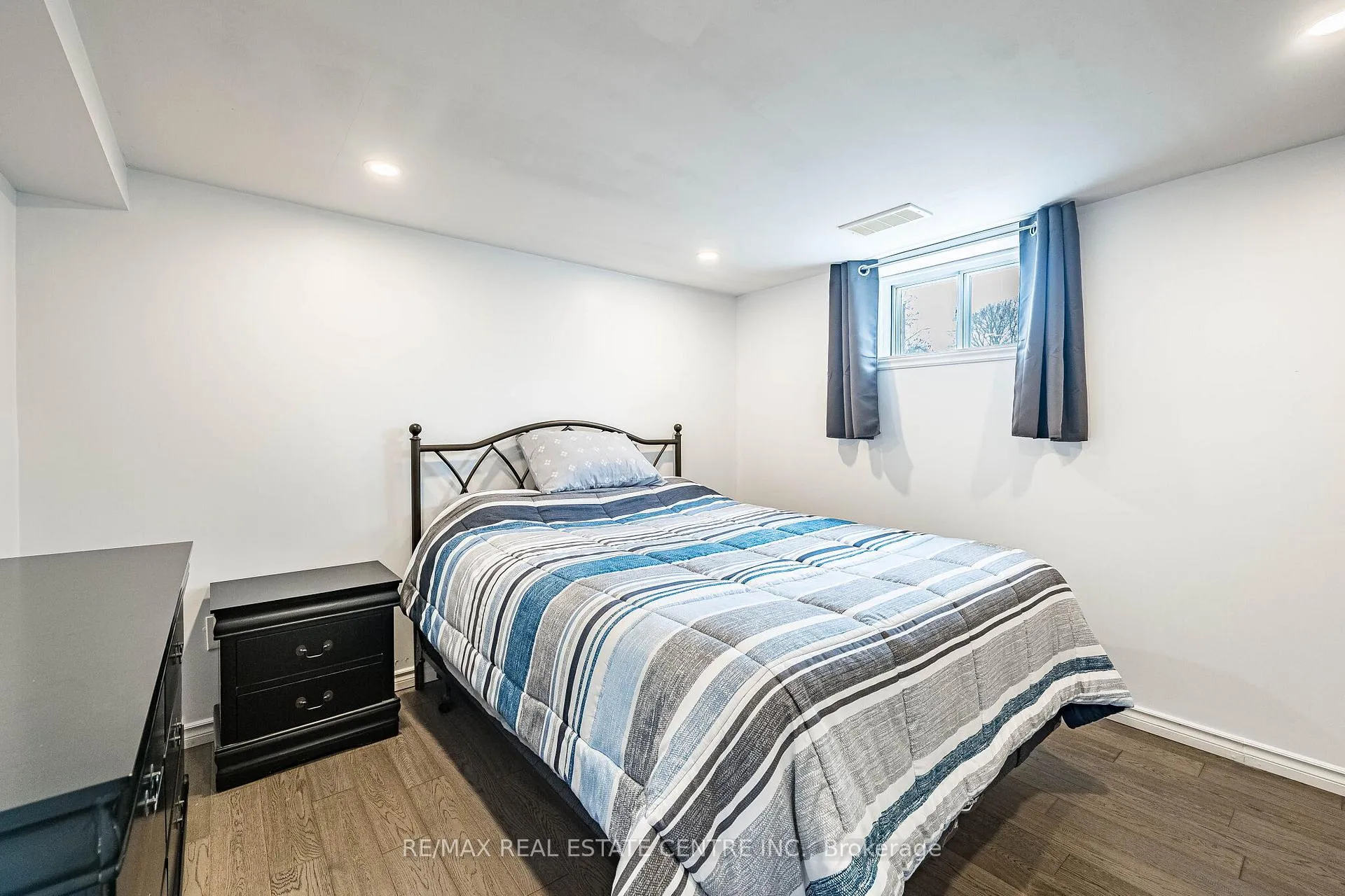 Photo 38 of 40 Ellis Crescent N, Waterloo — HOMEH