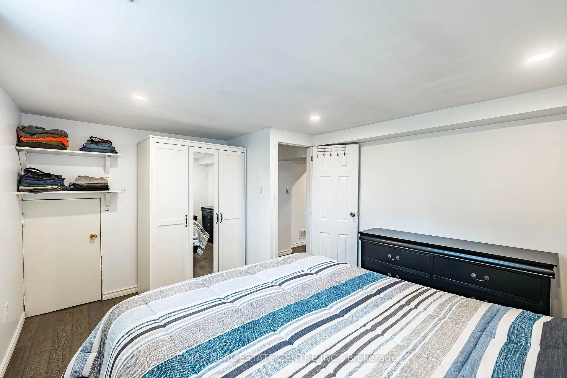 Photo 39 of 40 Ellis Crescent N, Waterloo — HOMEH