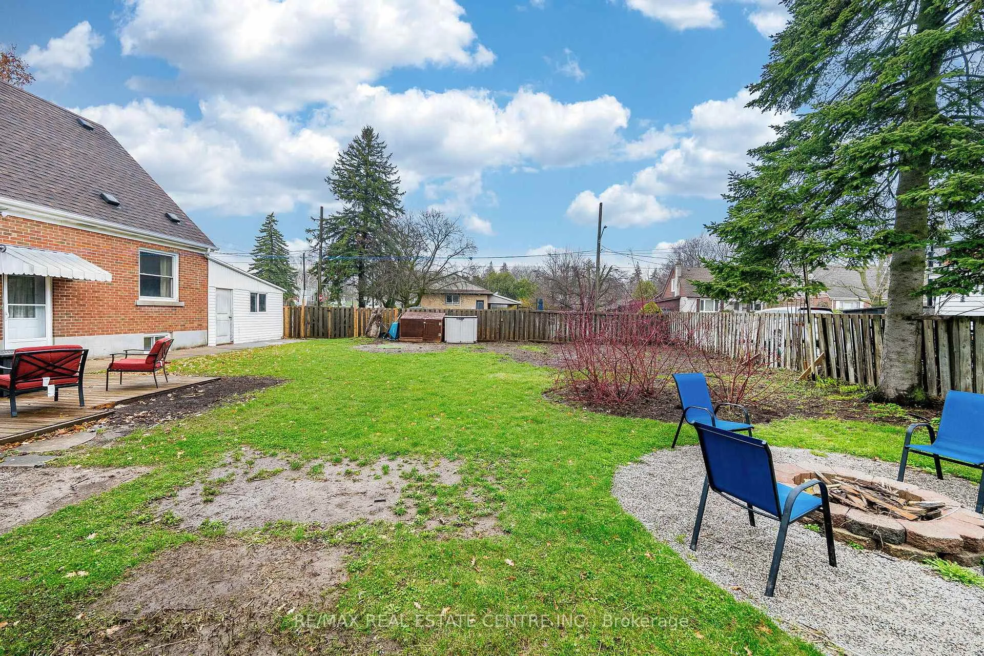 Photo 45 of 40 Ellis Crescent N, Waterloo — HOMEH