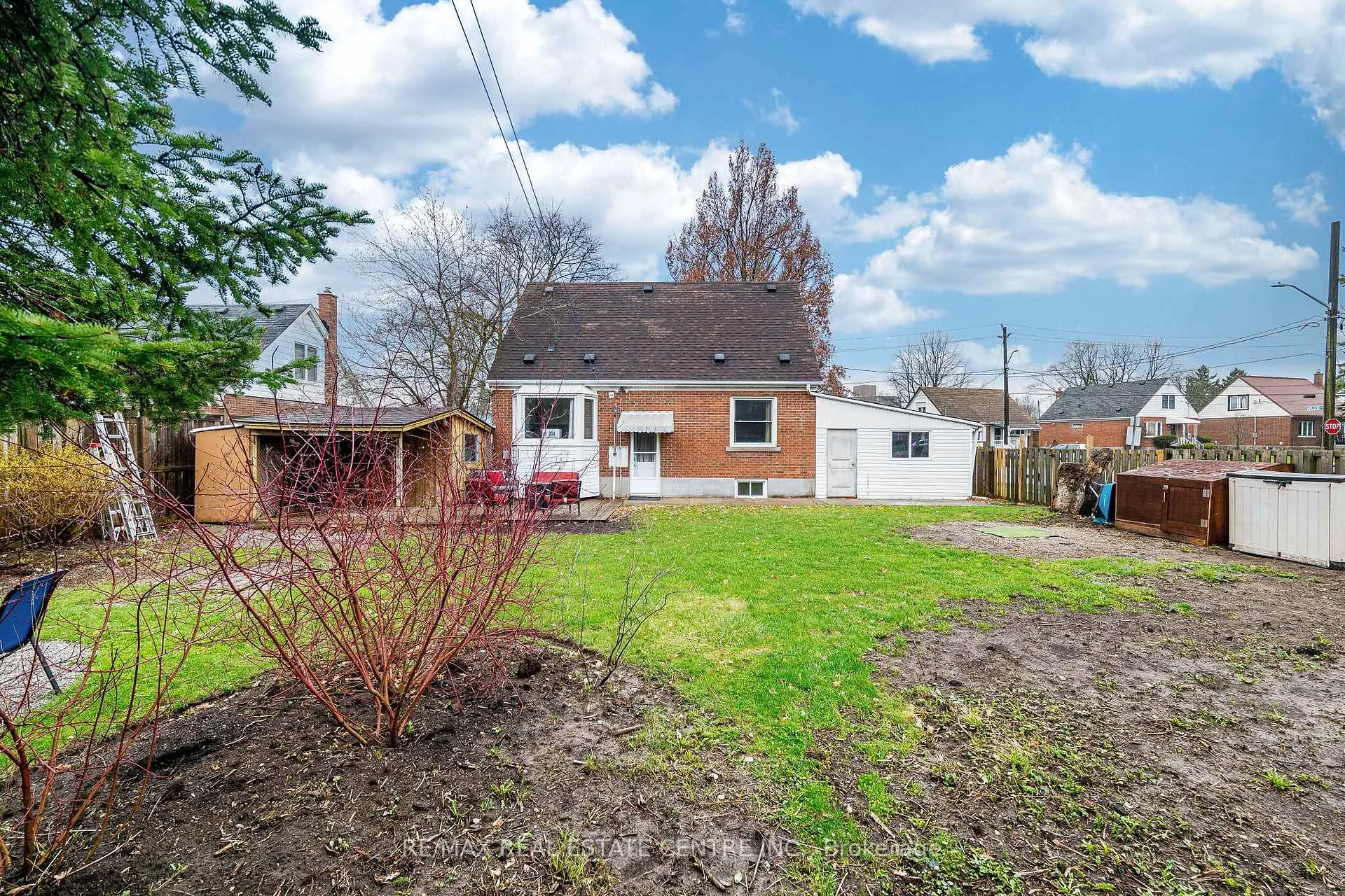 Photo 47 of 40 Ellis Crescent N, Waterloo — HOMEH