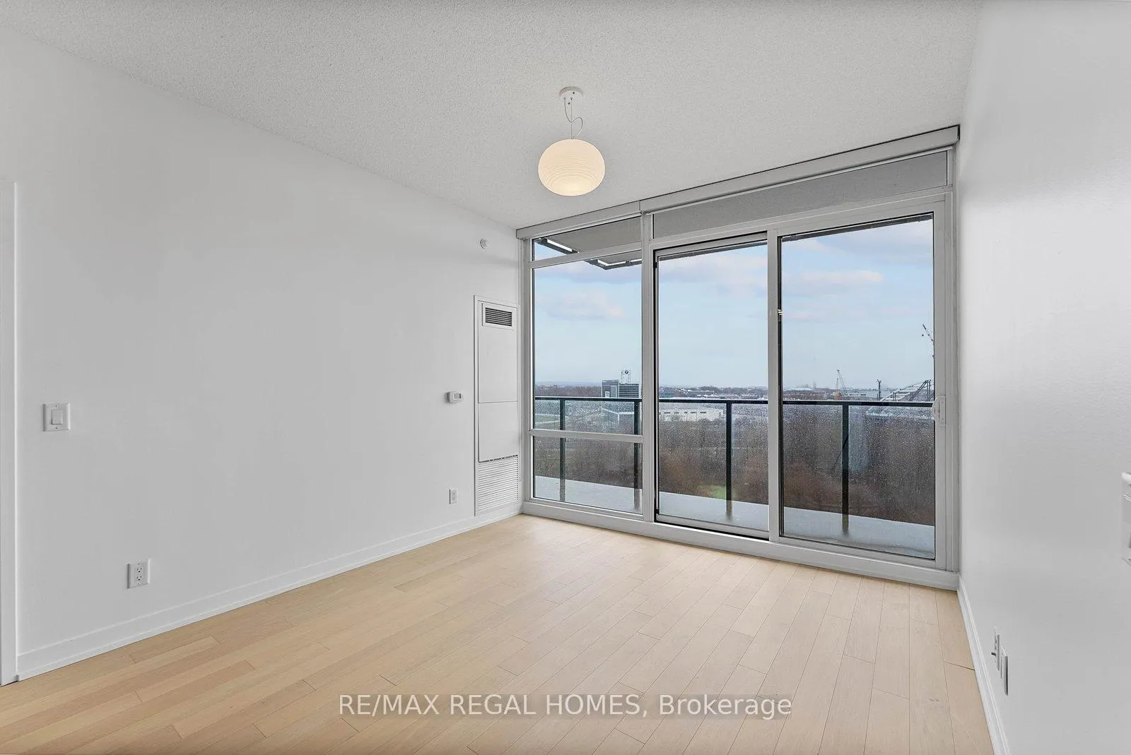 Photo 4 of Unit N814, 120 Bayview Avenue, Toronto, Waterfront Communities — HOMEH