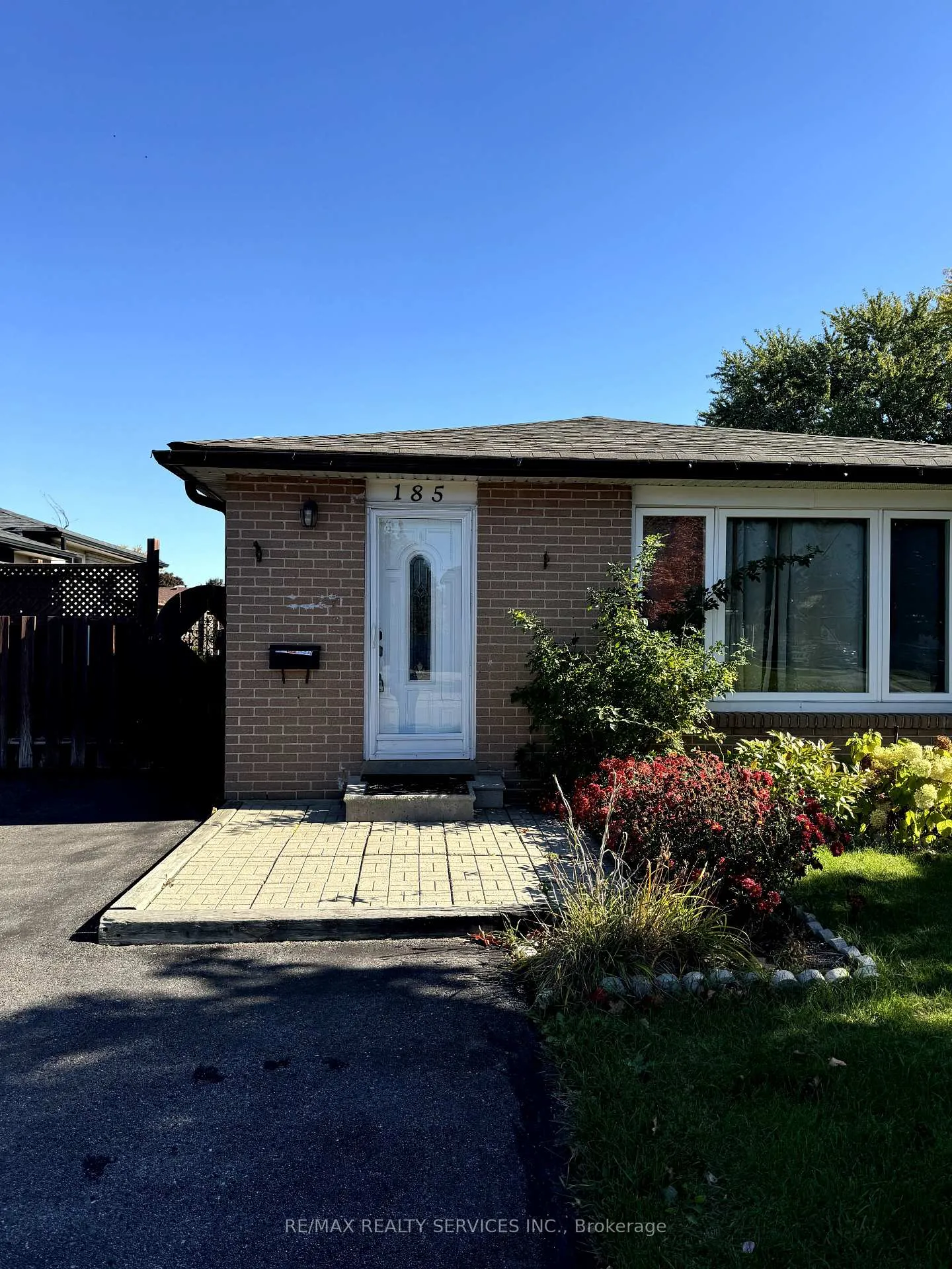 Photo 2 of 185 Earnscliffe Circle E, Brampton, Southgate — HOMEH