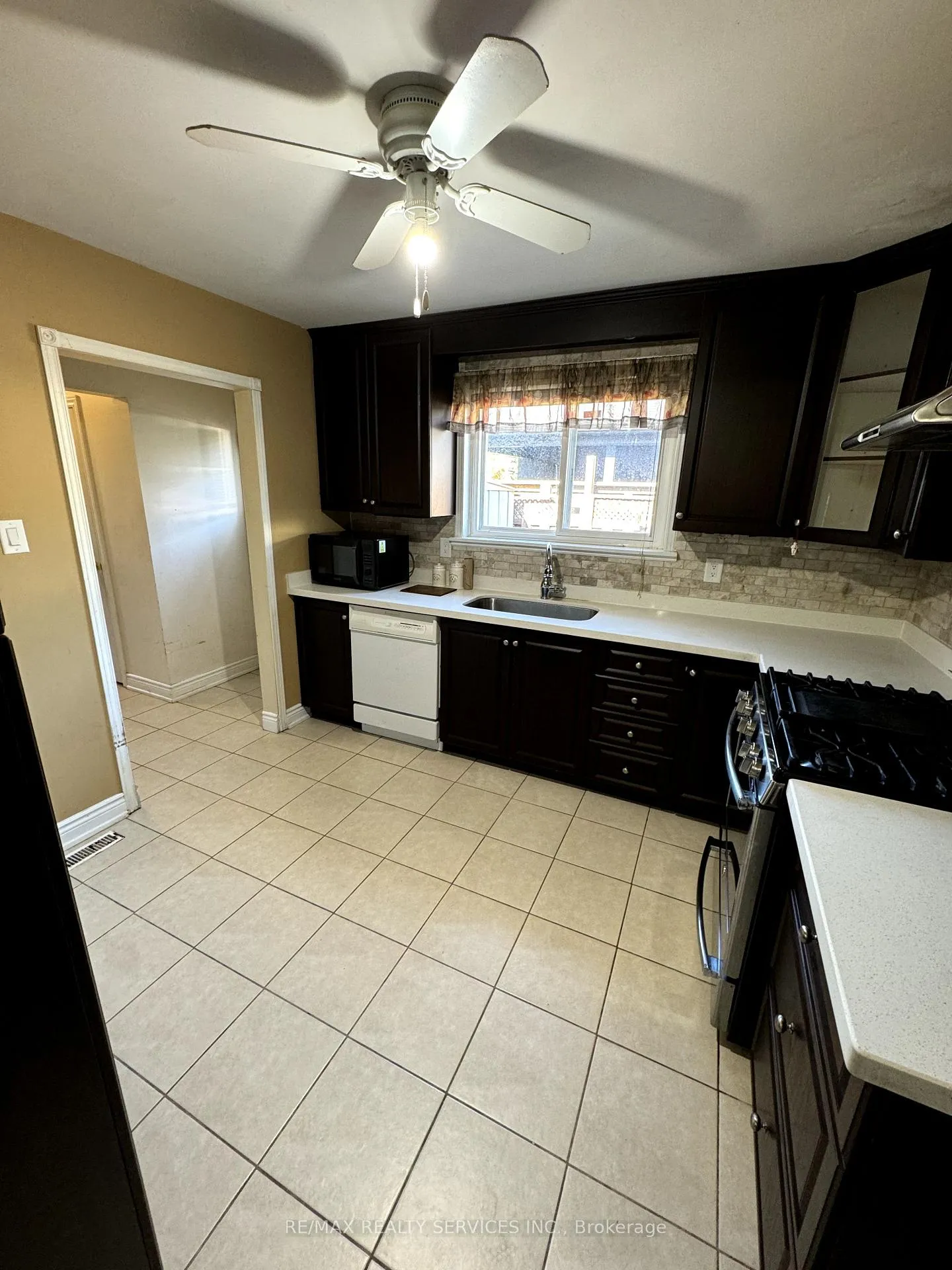 Photo 24 of 185 Earnscliffe Circle E, Brampton, Southgate — HOMEH