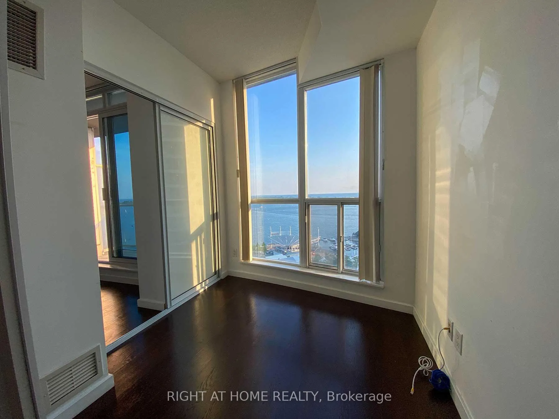 Photo 7 of Unit 1910, 218 Queens Quay W, Toronto, Waterfront Communities — HOMEH