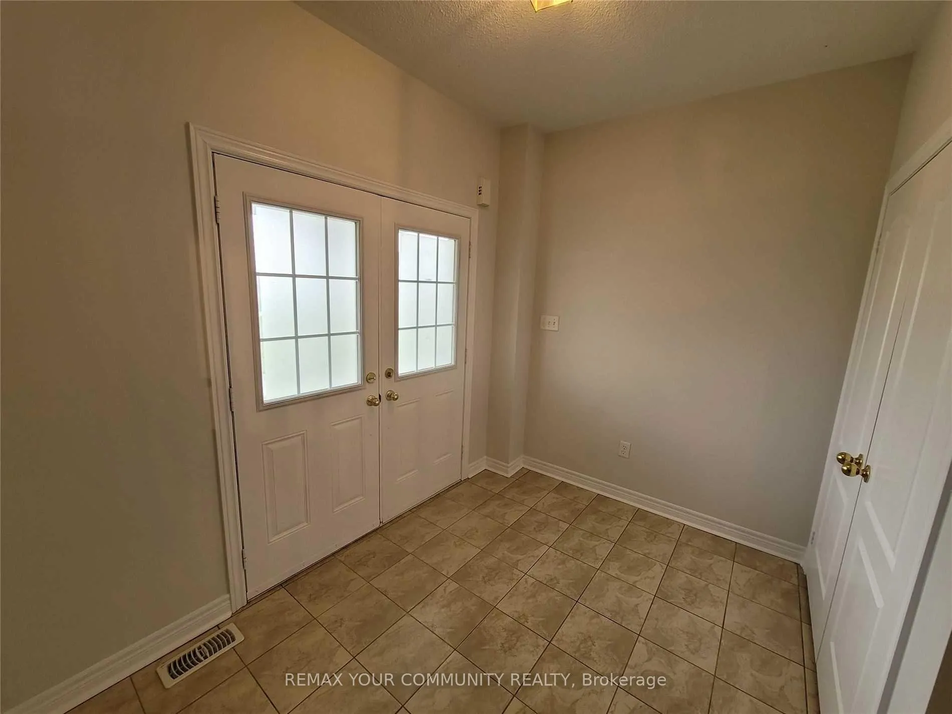 Photo 8 of 5 Bellcroft Lane, Markham, Cornell — HOMEH
