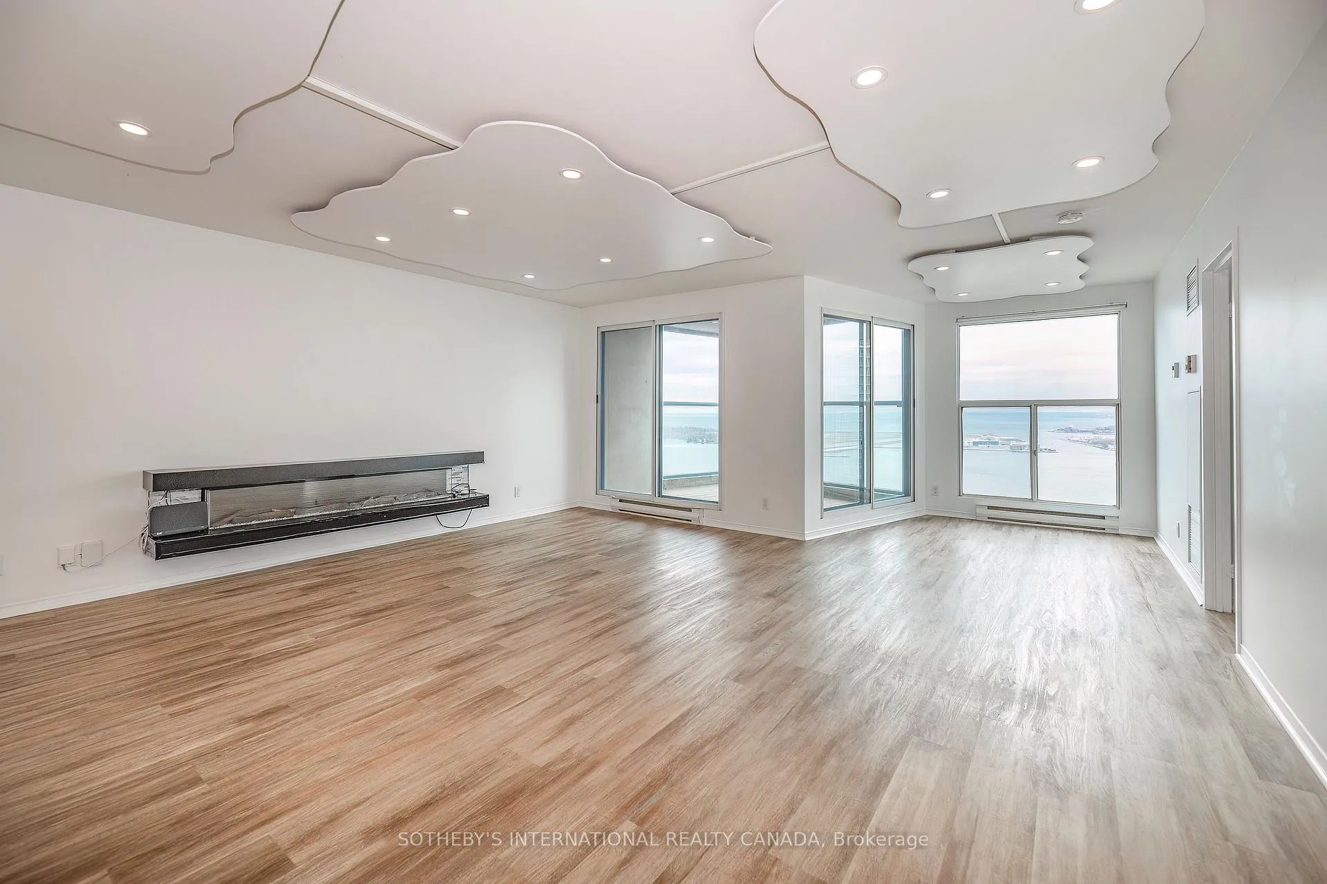 Photo 5 of Unit 3212, 99 Harbour Square, Toronto, Waterfront Communities — HOMEH