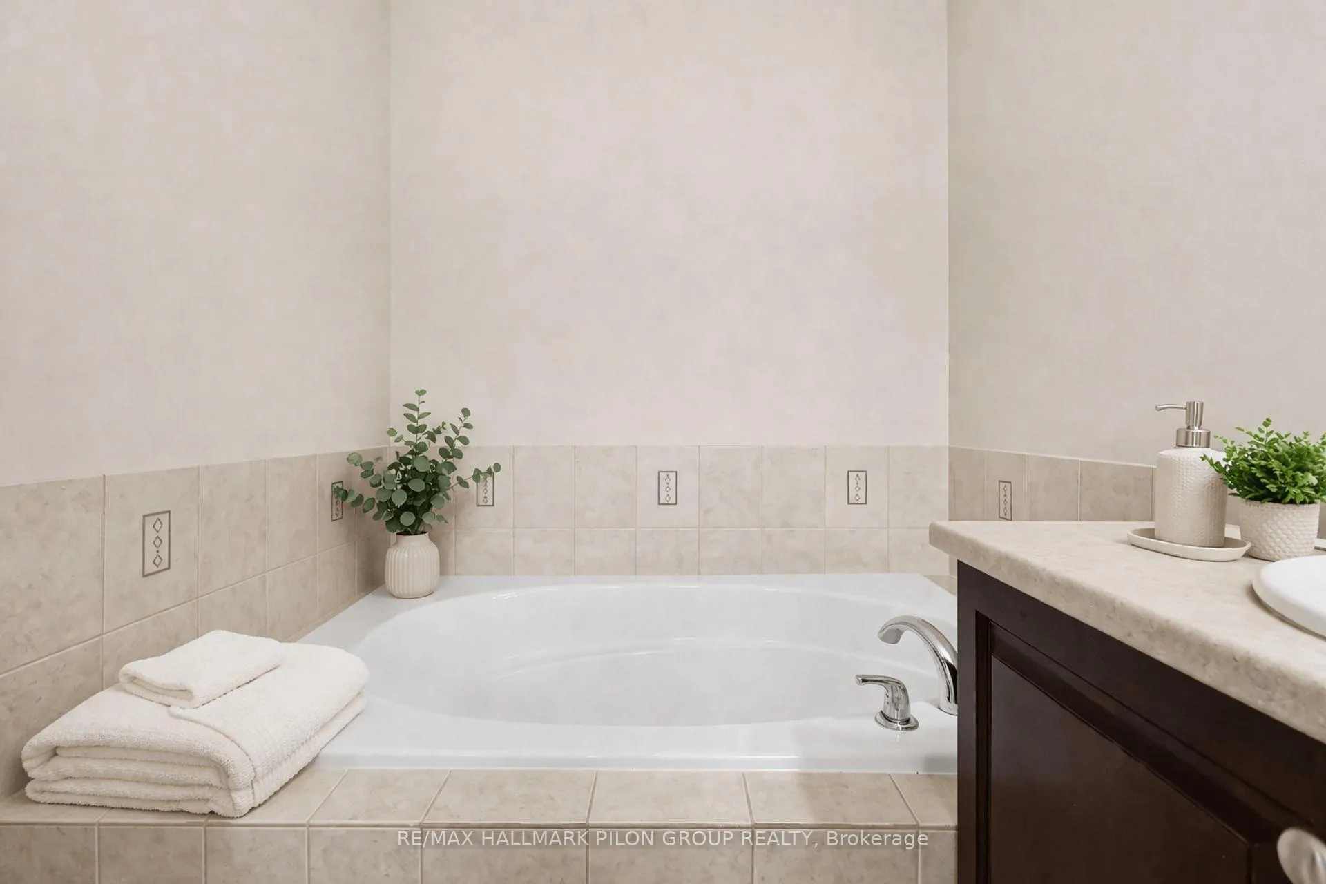 Photo 10 of 317 Ravenswood Way, Ottawa, Avalon East — HOMEH