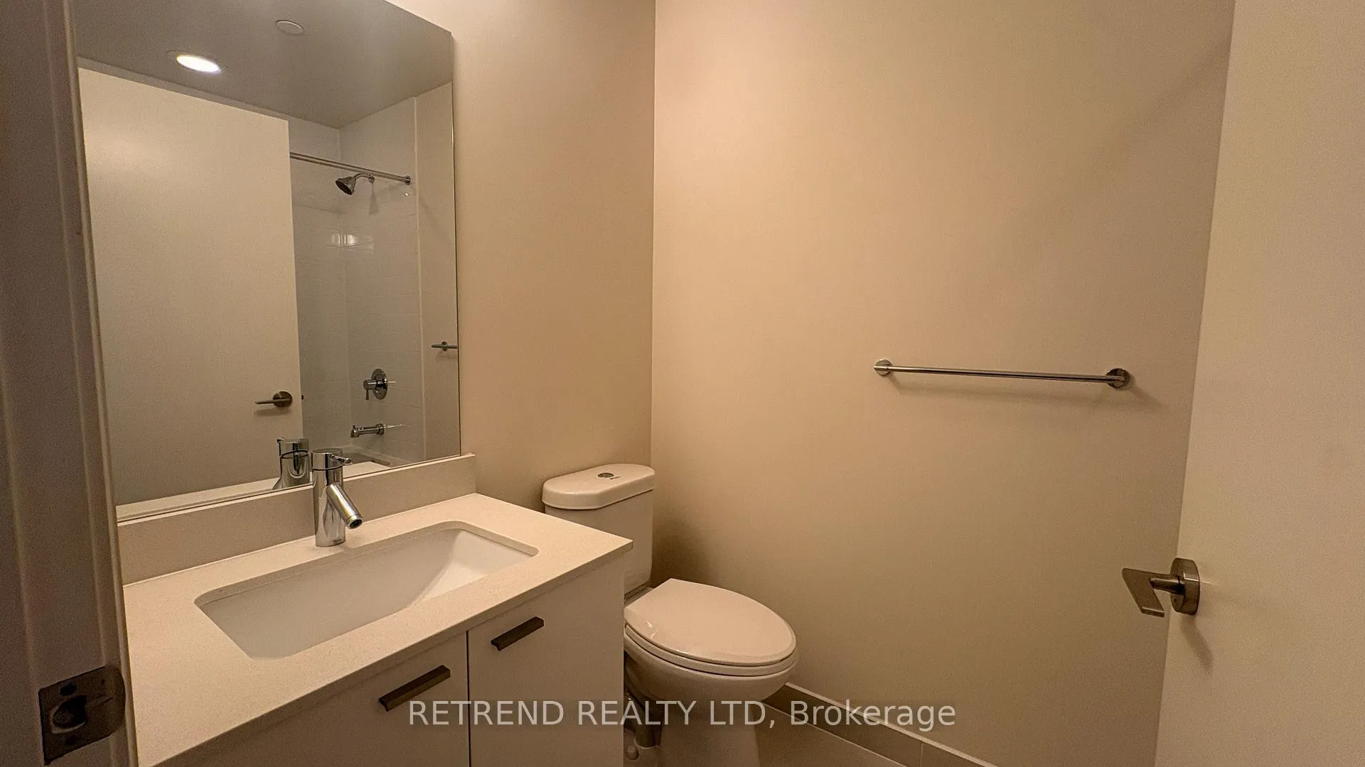 Photo 3 of Unit 802, 30 Roehmapton Avenue, Toronto, Mount Pleasant West — HOMEH