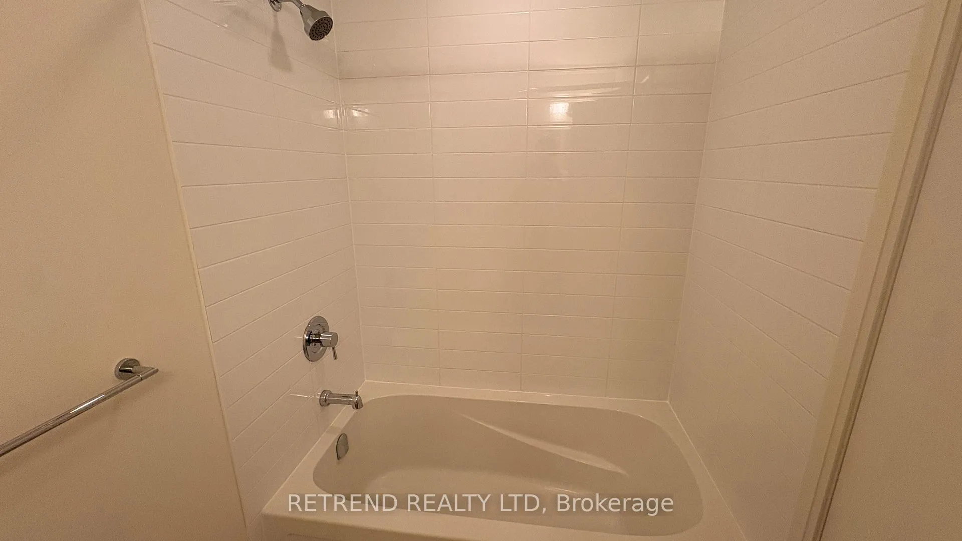 Photo 4 of Unit 802, 30 Roehmapton Avenue, Toronto, Mount Pleasant West — HOMEH