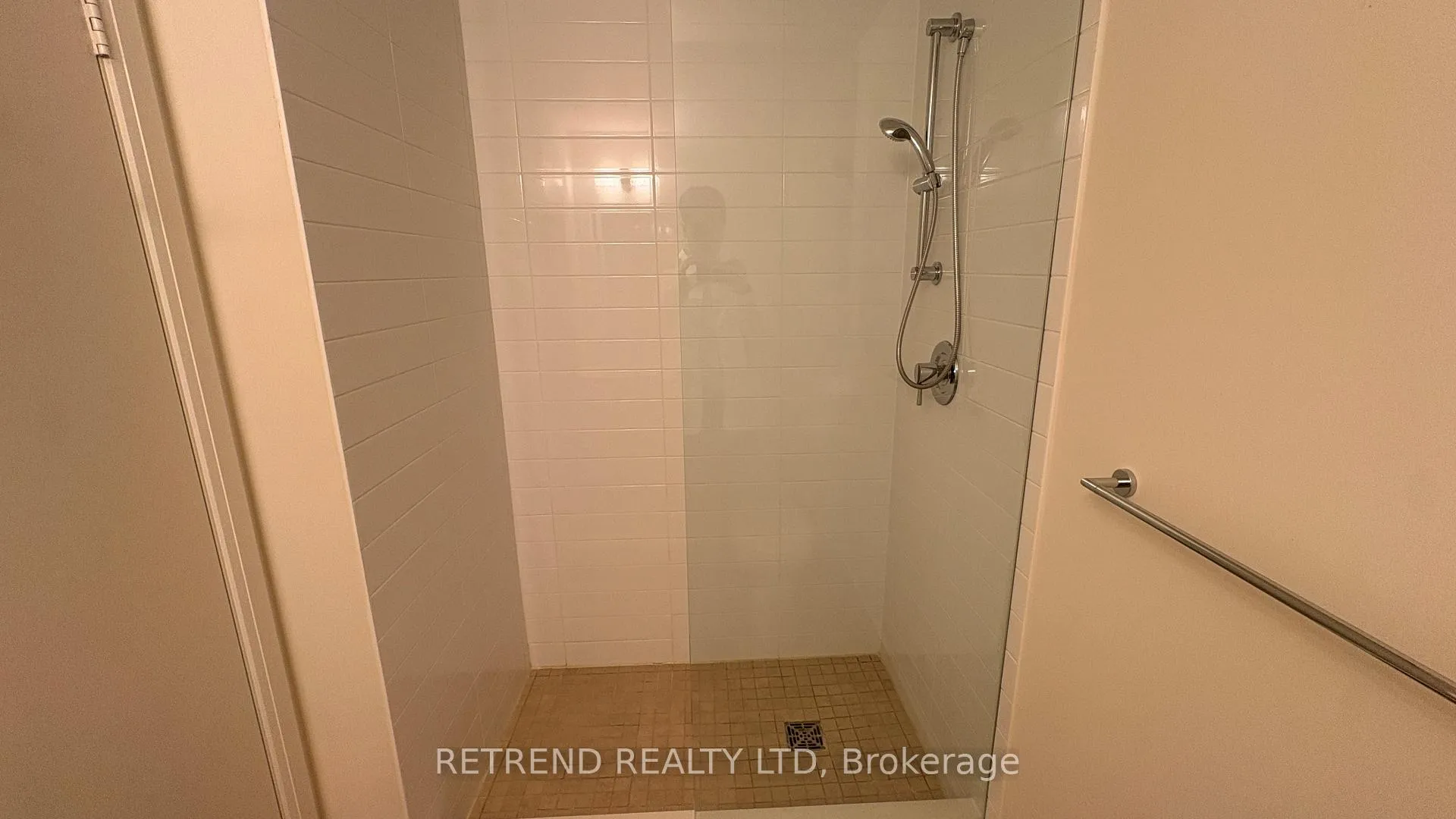 Photo 11 of Unit 802, 30 Roehmapton Avenue, Toronto, Mount Pleasant West — HOMEH
