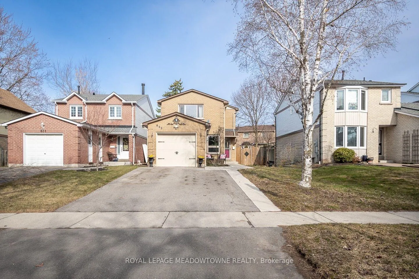 Front of 833 Laurier Avenue
