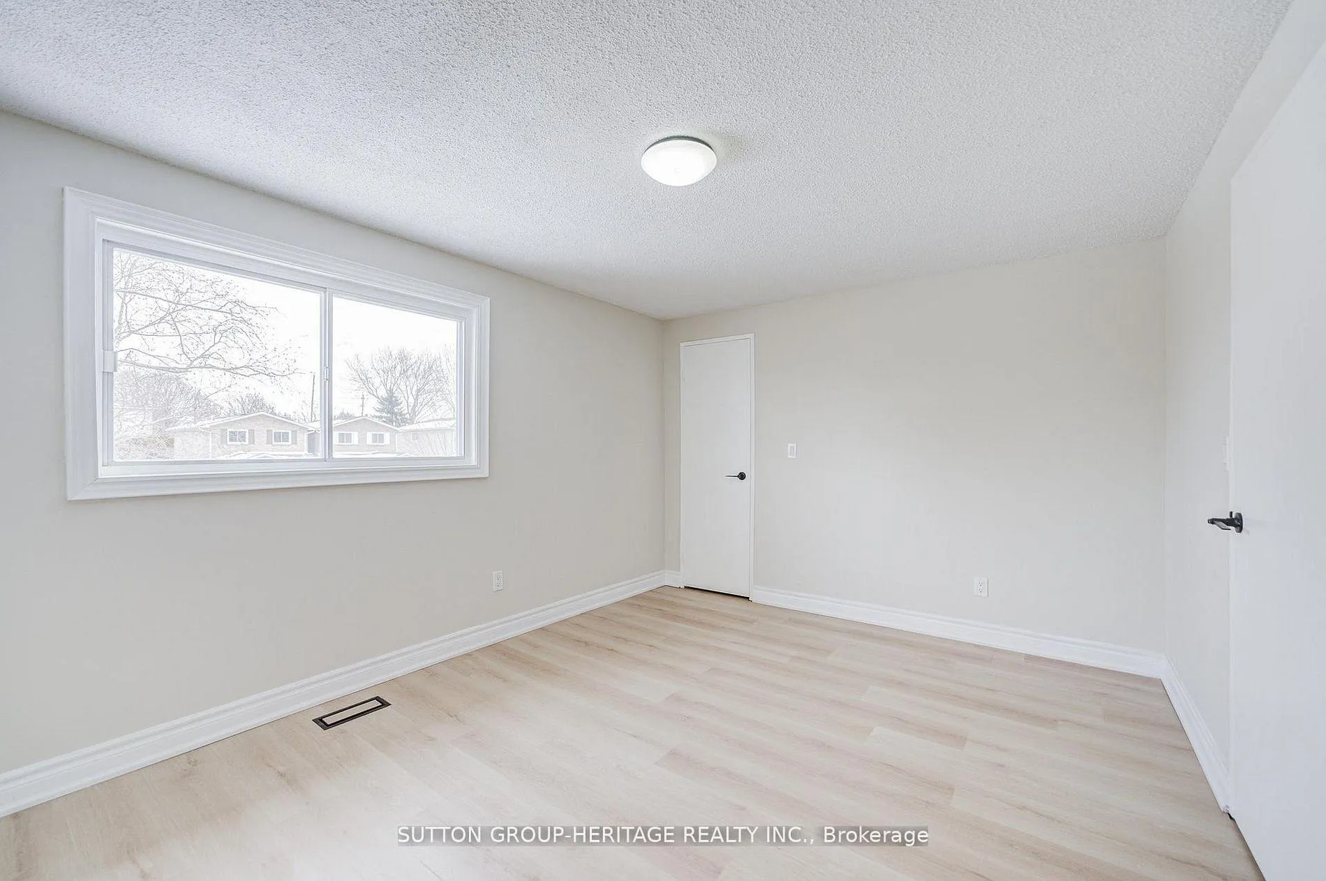 Photo 20 of 639 Down Crescent, Oshawa, Donevan — HOMEH