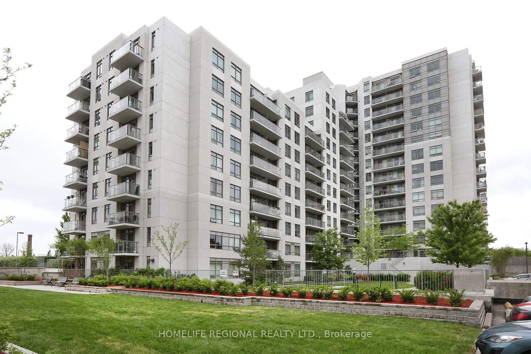Front of Unit 1015, 816 Lansdowne Avenue