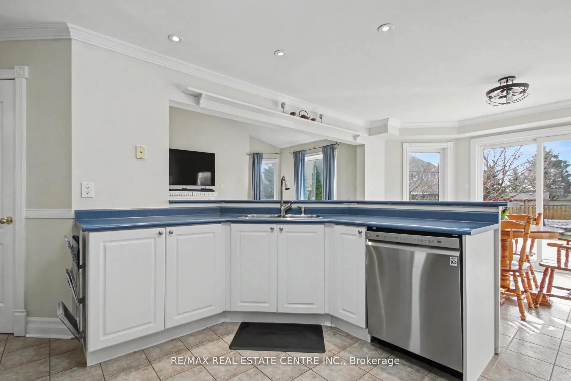 Photo 7 of 18 Baccarat Crescent, Brampton, Snelgrove — HOMEH